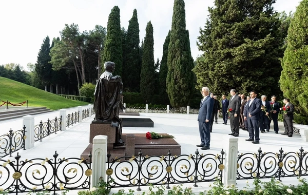 Vilayət Eyvazov iranlı həmkarı ilə görüşüb