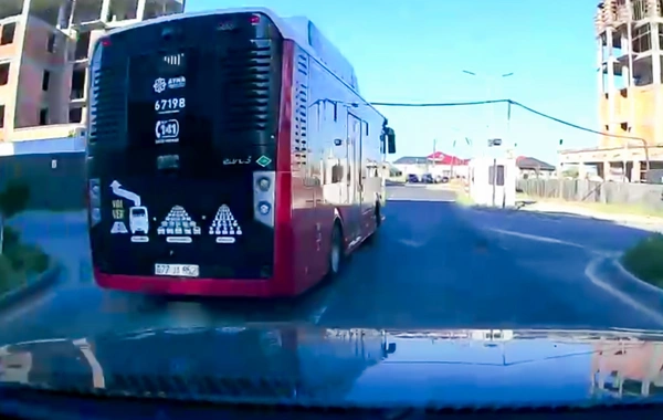 Avtobus yaşayış məntəqəsində yüksək sürətlə hərəkət etdi