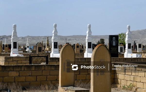 Azərbaycanda kişi qəbirdaşındakı yazıya görə yeznəsini məhkəməyə verdi