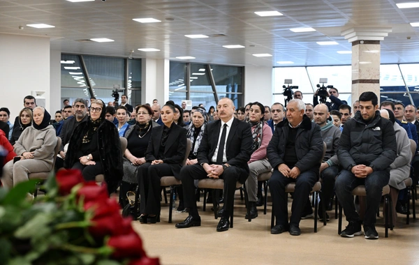 İlham Əliyev təyyarə qəzasında həlak olan ekipaj üzvlərinin vida mərasimində iştirak edib