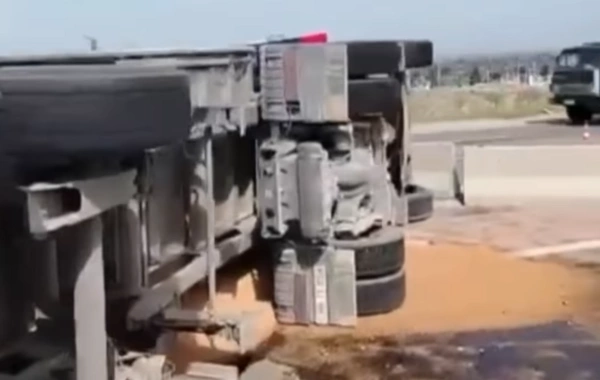 Hacıqabulda TIR aşdı, taxıl yola dağıldı