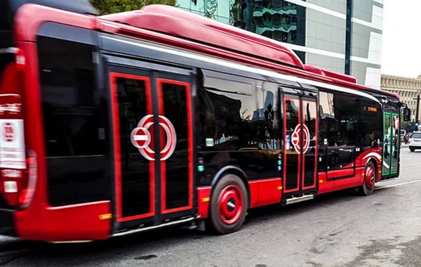 Gəncədə BakuBusun avtobusu qəza törətdi