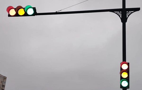 Bakıda bu yolda işıqforun hər üç işığı eyni anda yanır