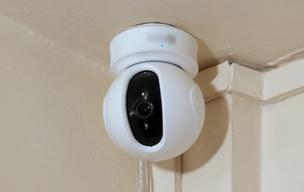 Qonşunun quraşdırdığı kamera sakinin narazılığına səbəb oldu