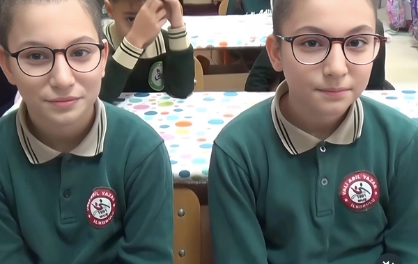 Bu sinifdə sadəcə əkiz uşaqlar təhsil alır