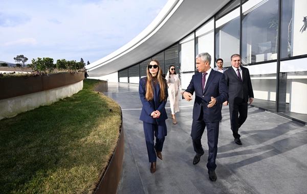 Лейла Алиева и Алена Алиева посетили Гянджинский мемориальный комплекс и семью Национального героя Натигa Гасымова