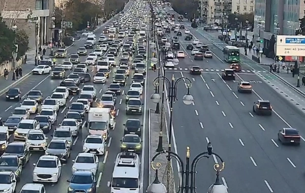 Bakının bir sıra yollarında nəqliyyatın sıxlığı yaranıb
