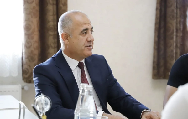 Məcid Seyidov UFC döyüşçüsü Fərman Həsənova fəxri fərman təqdim edib