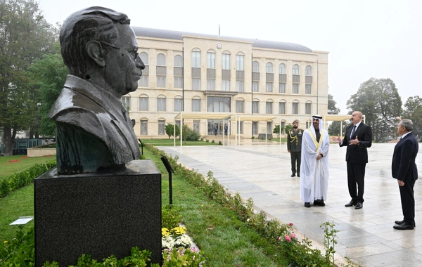 Azərbaycan və BƏƏ prezidentləri Şuşada güllələnmiş heykəllərə baxıblar