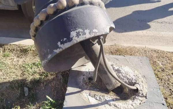 Gəncədə işıq dirəyi 2 avtomobilin üzərinə aşdı