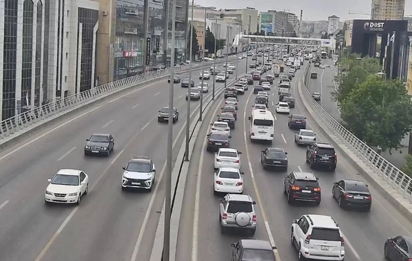 Bakının bir sıra yollarında nəqliyyatın sıxlığı yaranıb