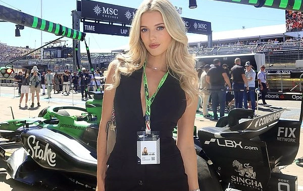Самая сексуальная автогонщица в мире показала фото в платье с откровенным вырезом