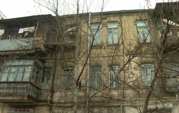 Bakıda iki əsrə yaxın yaşı olan bina qəzalı vəziyyətə düşüb