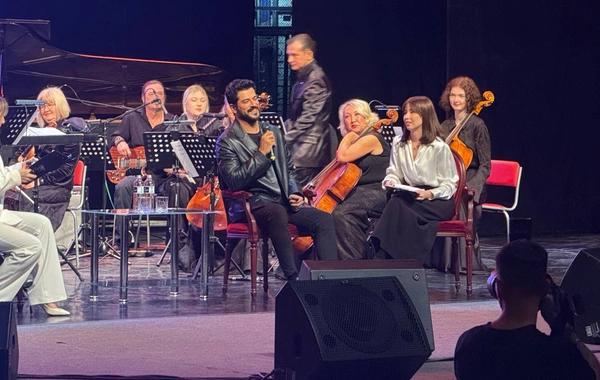 Burak Özçivitin başına tac qoyub, kral etdilər  - 20 milyon pul da veriləcək