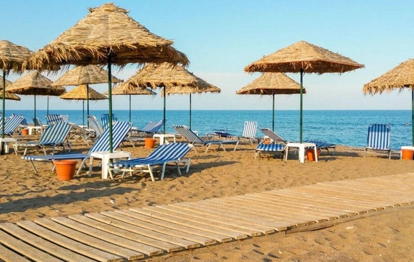 What water temperature awaits vacationers at Baku beaches?