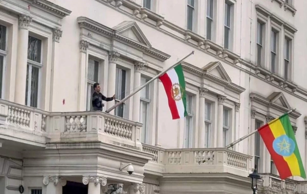 Londonda etirazçılar İran səfirliyinin binasında bayrağı dəyişiblər