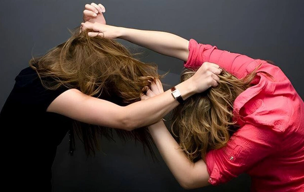 Sabirabadda qadın sevgilisinin arvadının iş yerinə gedib dava etdi