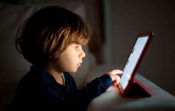 Uşaqlar gündə neçə saat telefona baxa bilərlər? - Pediatr və psixoloq izah edirlər