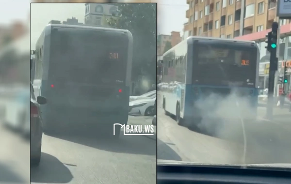 209 nömrəli avtobus yolda tüstü buraxaraq hərəkət edib