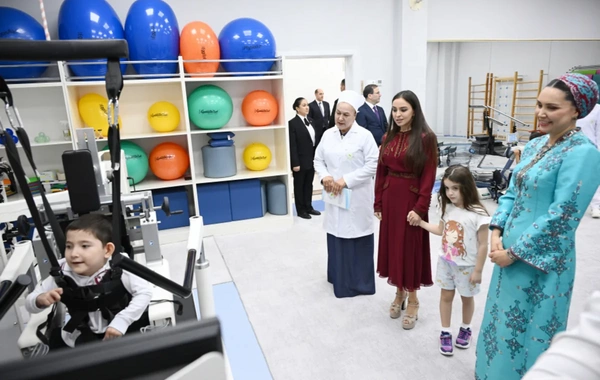 Leyla Əliyeva Arkadağ şəhərində Uşaq Sağlamlığı və Reabilitasiya Mərkəzinin fəaliyyəti ilə tanış olub