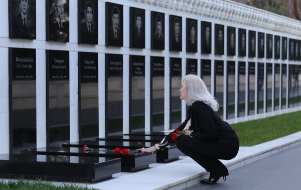 ABŞ dövlət katibinin siyasi məsələlər üzrə müşaviri Şəhidlər xiyabanını ziyarət edib