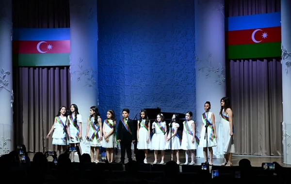 Leyla Əliyeva və Alyona Əliyeva Müstəqillik Gününə həsr olunmuş konserti izləyiblər