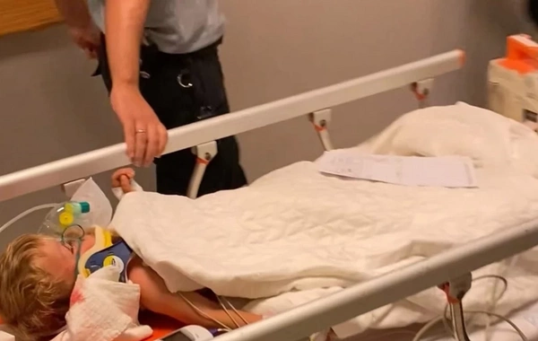İki yaşlı uşaq atasının idarə etdiyi traktorun altında qaldı