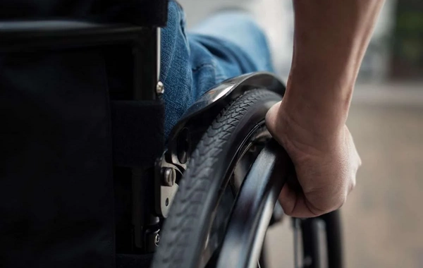 Əlilliyin qiymətləndirilməsi üçün müalicə müddəti tələb olunmayan xəstəliklər hansılardır?