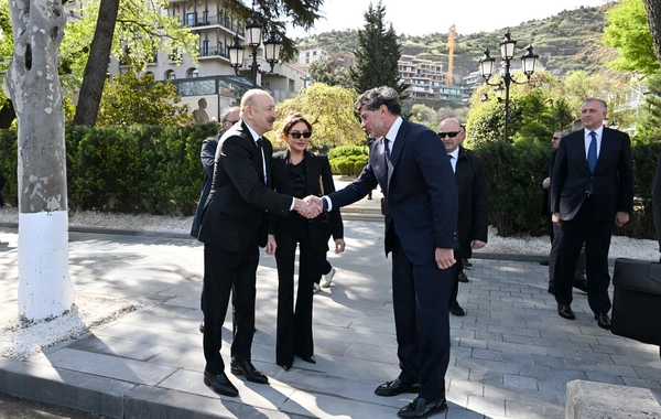 İlham Əliyev Tbilisidə Ümummilli Lider Heydər Əliyevin abidəsini ziyarət edib