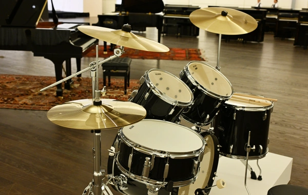 Heydər Əliyev Fondunun dəstəyi ilə alınan musiqi alətlərinin təqdimatı olub Heydər Əliyev Fondunun dəstəyi ilə alınan musiqi alətlərinin təqdimatı olub