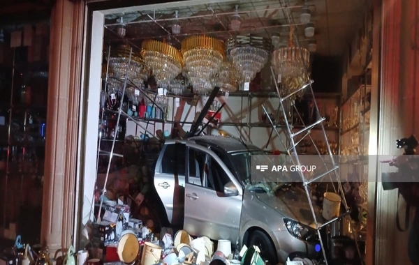 Gəncədə minik maşını mağazaya çırpılıb