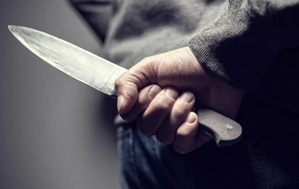 Rusiyadan qayıdıb anasının əşyalarını zibillikdə gördü, qardaşı arvadını bıçaqladı