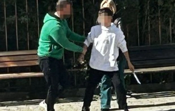 Şagird məktəbin direktor müavininə bıçaq çəkdi