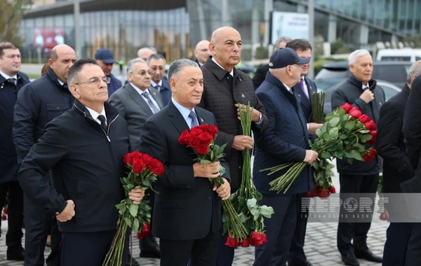 Dövlət və hökumət rəsmiləri Zəfər parkını ziyarət edib