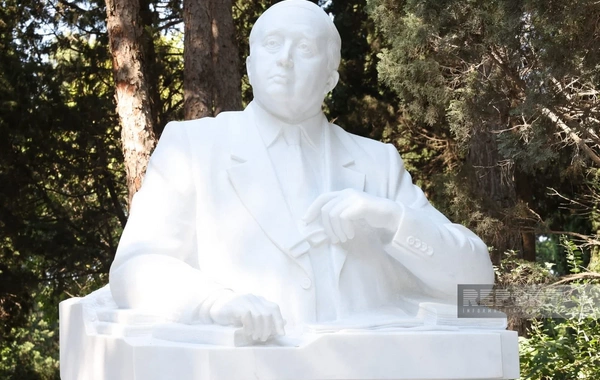Elçinin anım mərasimində qəbirüstü abidəsinin açılışı olub