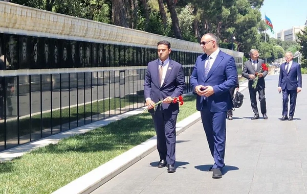 ABŞ Konqresinin nümayəndə heyəti Şəhidlər xiyabanını ziyarət edib