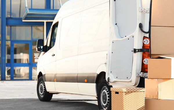 Kosmetoloji məhsulları oğurlayan kuryerlər saxlanılıb