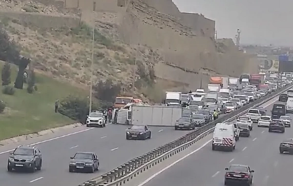 Bakının Kənar Dairəvi yolunda aşan yük maşını tıxaca səbəb oldu