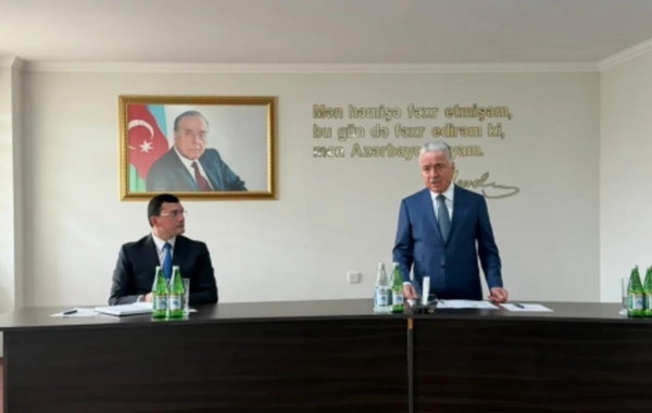 Qaradağ Rayon İcra Hakimiyyətinin başçısı kollektivə təqdim olunub