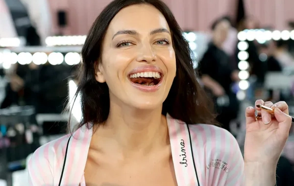 За кулисами шоу Victoria's Secret: как Ирина Шейк, Адриана Лима готовились к выходу на подиум