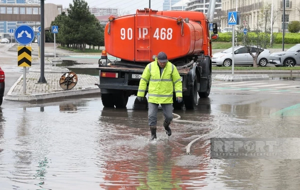 8 noyabr prospektində yağışın yaratdığı fəsadlar aradan qaldırılır