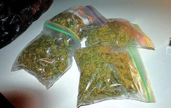 Sosial şəbəkədə narkotik satmaqda şübhəli bilinən şəxslər saxlanılıblar