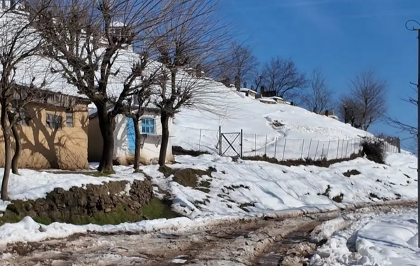 Kənd sakinləri ACINACAQLI VƏZİYYƏTDƏ: Xəstələrimiz yolda qalır, bəzən isə maşın gedə bilmədiyi üçün ölürlər