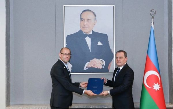 Ronen Kraus presented a copy of his credentials to Jeyhun Bayramov