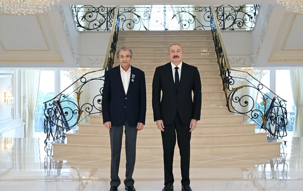 İlham Əliyev Fərhad Xəlilova "İstiqlal" ordenini təqdim edib