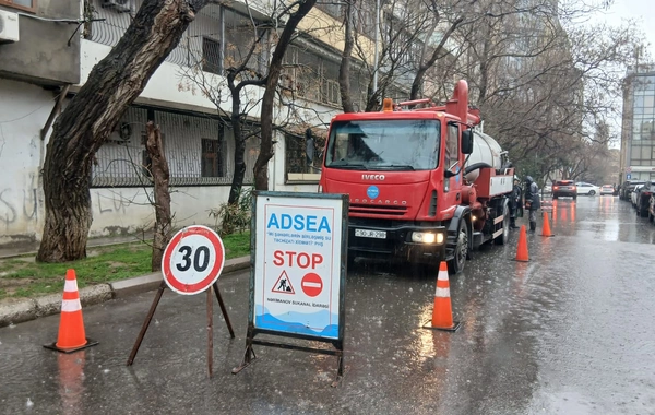 Bakıda bir sıra küçələr yağış sularından təmizlənir