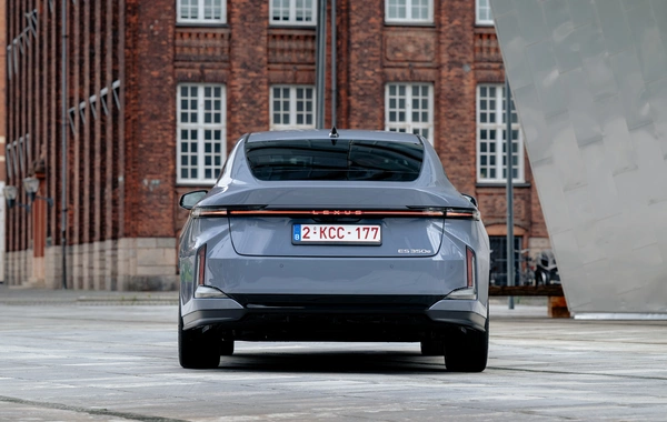 Yeni Lexus ES. zəriflik və innovasiyanın yeni nəsli
