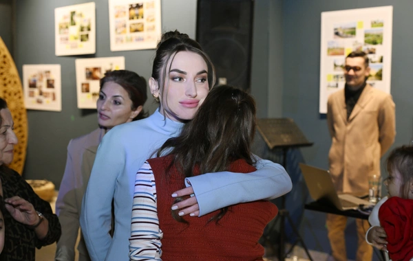 Arzu Əliyeva və Alena Əliyeva "Rənglərdə yaşanan 10 il" mövzusunda keçirilən sərgidə iştirak ediblər