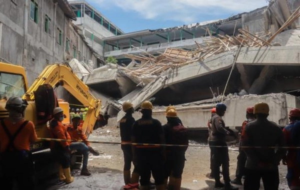 İndoneziyada məktəb binasının uçması nəticəsində ölənlərin sayı 49-a çatdı