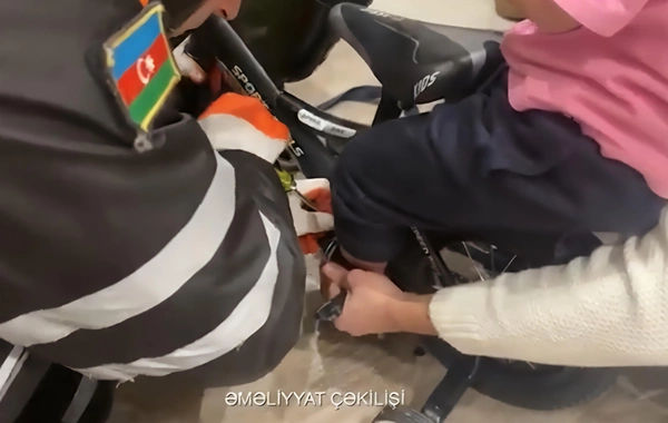 Ayağı velosipedə sıxılıb qalan 4 yaşlı uşaq xilas edildi - ANBAAN VİDEO